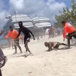 ビーチが喧嘩の場と化す…ビーチで起きた乱闘、砂まみれになりながら殴り合い ビーチが喧嘩の場と化す…ビーチで起きた乱闘、砂まみれになりながら殴り合い