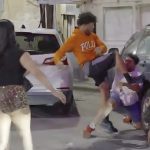 路上で圧倒的不利な状況、2vs1で戦うことになり不意打ちも…