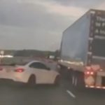 これやられたら無理だ…車がコントロールを失いトラックの下に…