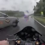 警察から逃げるバイク、パトカーと衝突して転倒→パトカーに轢かれる