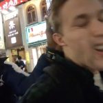 YouTuber、日本で撮影中に突然後頭部を叩かれてしまう…