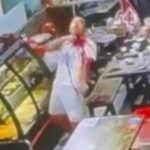 家で勝手にやれ…店に入ってきた男、自分の喉を斬って自殺 家で勝手にやれ…店に入ってきた男、自分の喉を斬って自殺