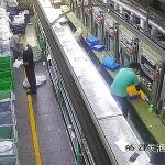 中国の工場で起きた事故、作業員の手が機械に挟まれて破壊される