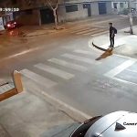 横断歩道でちゃんと止まっていたのに…車が衝突し歩行者が巻き込まれる