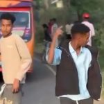 道路でしょーもない動画を撮っていたTik Toker、バスに轢かれる