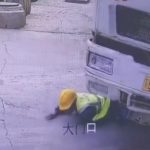 中国の建設現場の作業員、ミキサー車に轢かれる