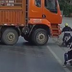 トラックの前を通過しようとした中国のバイカー、バイクごと轢かれる