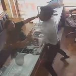 宝石強盗を試みる女が店員に唐辛子粉を投げる→店員が反撃しボコボコに 宝石強盗を試みる女が店員に唐辛子粉を投げる→店員が反撃しボコボコに