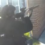 武装した警察官に無謀すぎる行動、警察官にナイフを持って突っ込む女が撃たれる