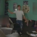 人質取っているならこうするしかない…ハサミを持つ男、警官に射殺される