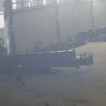 中国の工場で金属部品に押し潰されてひっそりと逝く作業員