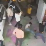 一体何をしたらこんな目に…家から引きずり出された男、袋叩きに