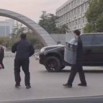 中国で剣を持って警察と対峙する男、車に轢かれ制圧される 中国で剣を持って警察と対峙する男、車に轢かれ制圧される