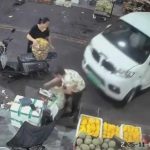 外で野菜を売るのは命がけ、野菜売りにバンが突っ込んで死亡 外で野菜を売るのは命がけ、野菜売りにバンが突っ込んで死亡