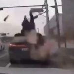 どこからやってきた?中国で突然飛んできて車に激突する男 どこからやってきた?中国で突然飛んできて車に激突する男