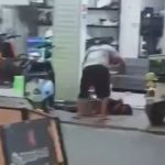 中国のレストランのオーナーがヤバい!配達員を肉切りナイフで斬りつける 中国のレストランのオーナーがヤバい!配達員を肉切りナイフで斬りつける