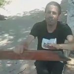 必死に抵抗しても意味なし、盗みをした男が木の板でしばかれる