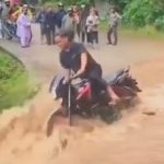 この川を渡るのは無理やろ…大荒れの川をバイクで渡ろうとした結果