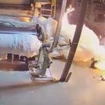 あわや大炎上…中国の綿工場で火災が発生し、綿が燃える