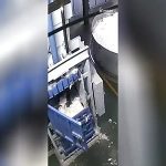 稼働中に入ったらそうなる…中国人作業員、機械の中に入って足を負傷 稼働中に入ったらそうなる…中国人作業員、機械の中に入って足を負傷