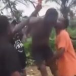 脱臼不可避…腕を縛られて吊るされる拷問を受ける男