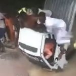 コントかな？軽トラがつまづいてひっくり返る→乗っていた男たち下敷きに