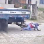 後方確認とかしない主義？バックしてきたトラックに轢かれる2人