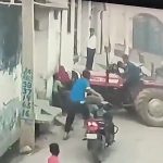 運転する人間が間違っている…トラクターが子供を轢き殺す