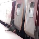 電車に引きずられる男、そのまま下へと落ちて電車に潰されて死亡