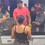 後ろに気を付けていれば…至近距離から撃たれて死ぬ男