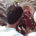 トラクター同士の綱引き、片方がひっくり返って運転手が死亡