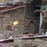 逃げるギャングを追う警察、屋根の上で繰り広げられる銃撃戦