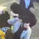 ブチギレ妻が夫の不倫相手の頭にコロンをぶっかけ→火を点けて燃やす