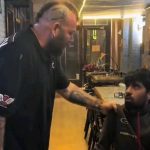 この職場ヤバすぎ…レストランオーナーが従業員を乱暴に処罰 この職場ヤバすぎ…レストランオーナーが従業員を乱暴に処罰