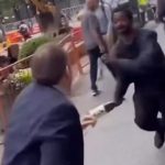 今のニューヨーク、怖すぎやろ…無敵の人が通行人に襲い掛かってくる 今のニューヨーク、怖すぎやろ…無敵の人が通行人に襲い掛かってくる