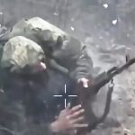 戦場で戦うことを止めたロシア兵、自分の銃で自殺する