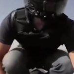 あまりにバカすぎる行動、走行中のバイクの上に立つ男