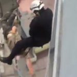 助ける努力はした。救助隊が救助に失敗し男が下へと落ちていった