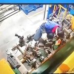 中国の工場で働く作業員、上から機械に押し潰されてひっそり逝く 中国の工場で働く作業員、上から機械に押し潰されてひっそり逝く