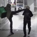 お届けするのは…フードデリバリーの男、じじいの顔面にキック