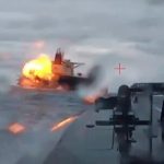 ウクライナ、ロシアの「影の船団」タンカーを攻撃して燃やす