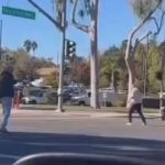 路上でナイフを持っていたヤバい男、警察に撃たれて捕まる