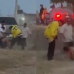 闘鶏よりもエキサイト、闘鶏場の外でこん棒で殴られ石を投げられる男