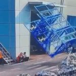 中国でフォークリフトが荷物を落とす→作業員が押し潰される 中国でフォークリフトが荷物を落とす→作業員が押し潰される