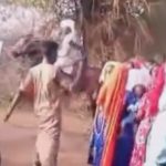 なぜ両手で持たないのか…空に向かって発砲した男、誤って仲間を撃つ なぜ両手で持たないのか…空に向かって発砲した男、誤って仲間を撃つ