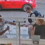 弱すぎた強盗犯、女相手に強盗を試みるも失敗→周りの人間に殴られる 弱すぎた強盗犯、女相手に強盗を試みるも失敗→周りの人間に殴られる