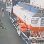 タンクローリーから降りた男、タンクローリーに轢かれてしまう タンクローリーから降りた男、タンクローリーに轢かれてしまう