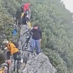 中国の男さん、スマホに気を取られすぎて崖から落ちる