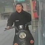 中国で車両と車両の間を通過しようとした2人乗りのスクーター、1人だけ逝く