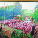 これは予想できなかった…バンが学生グループの中に突っ込む